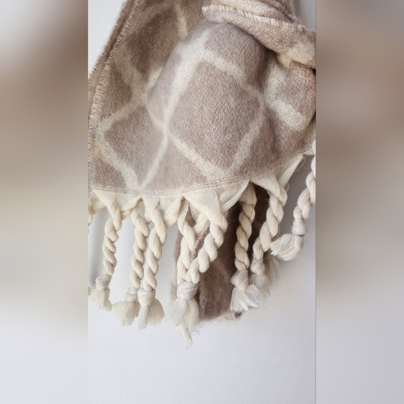 KIT Accessories Beige and Cream Geometric Scarf with Fringes 17×75" - Picture 3 of 5